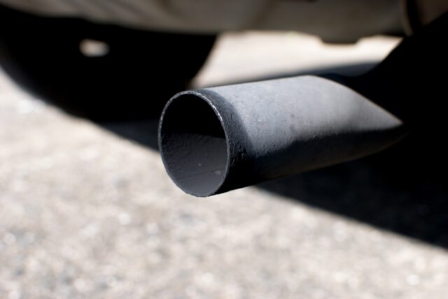 排気ガスが臭い原因は車の故障？原因やリスク・対処法を詳しく解説